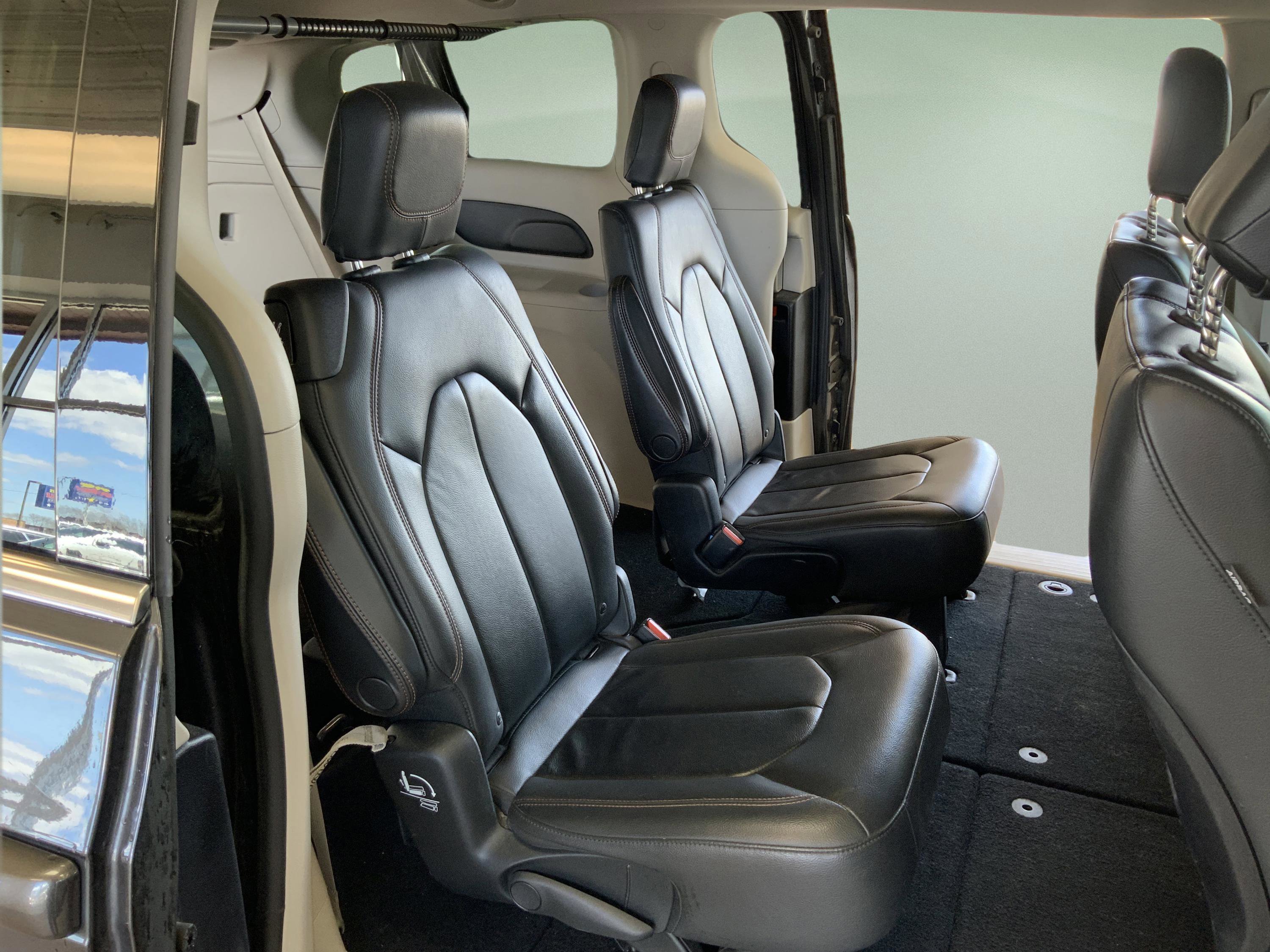 Used 2017 Chrysler Pacifica Touring-L FWD image 21