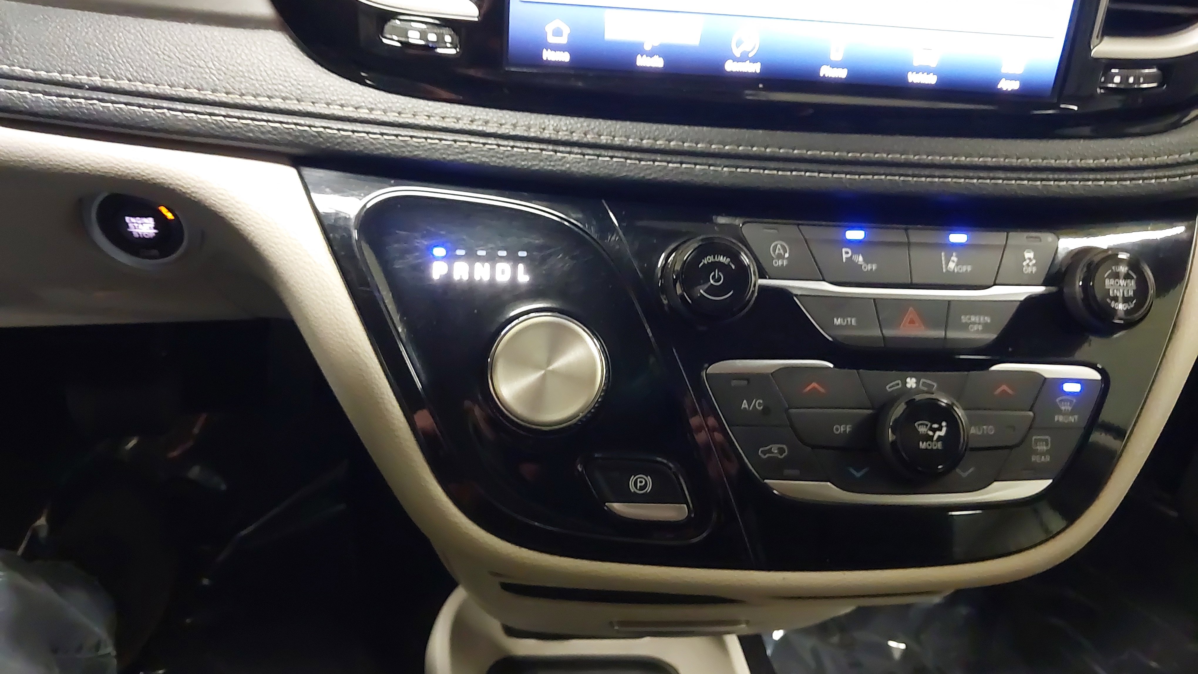 Used 2024 Chrysler Pacifica Touring-L image 21