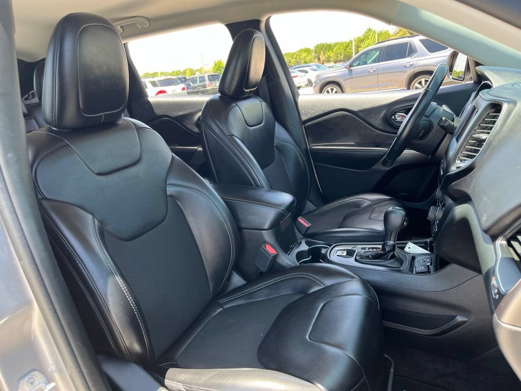 Used 2019 Jeep Cherokee Latitude Plus FWD image 29