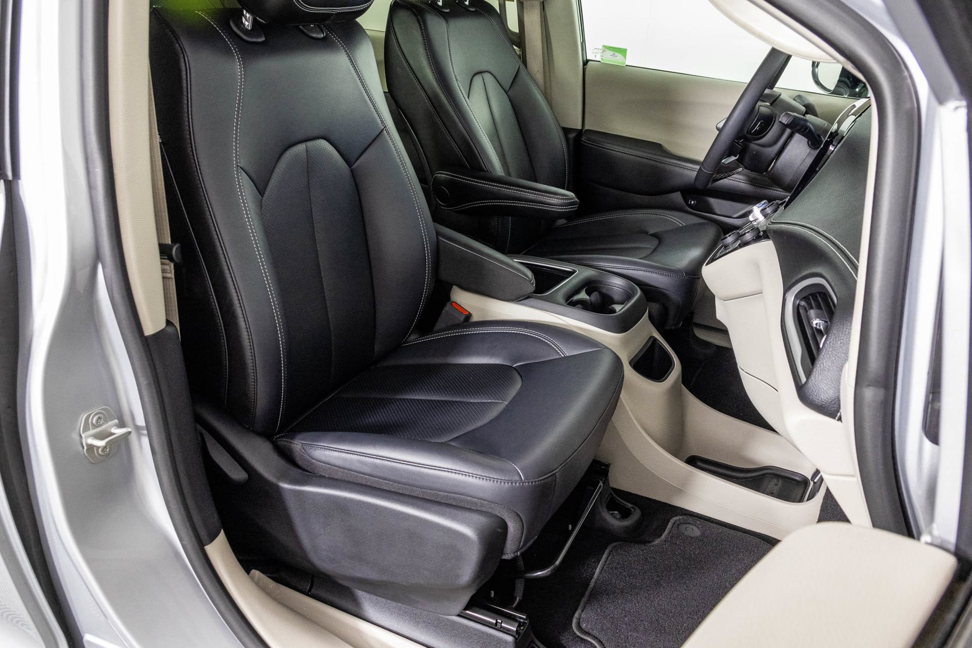 Used 2024 Chrysler Pacifica Limited FWD image 45