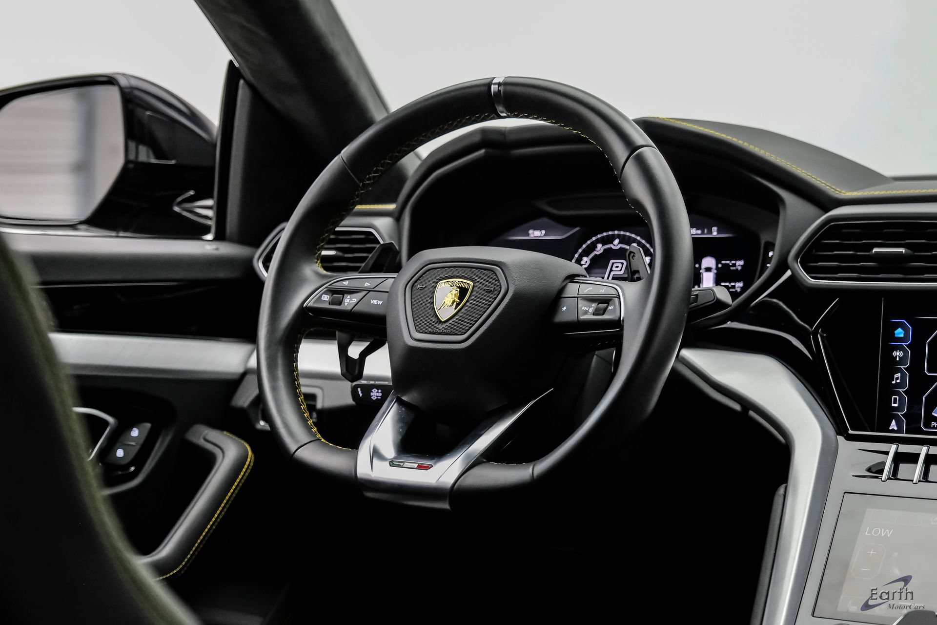 Used 2022 Lamborghini Urus AWD/4WD image 44