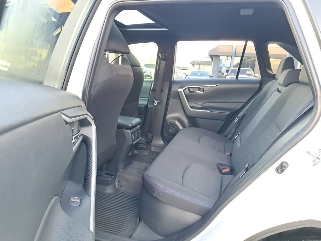 Used 2023 Toyota RAV4 SE image 13