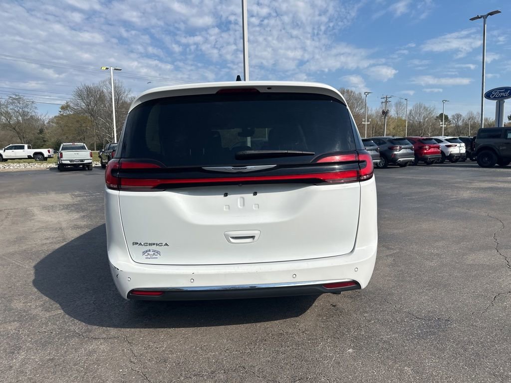 Used 2023 Chrysler Pacifica Touring-L FWD image 4