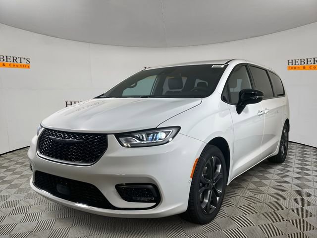 New 2026 Chrysler Pacifica Select