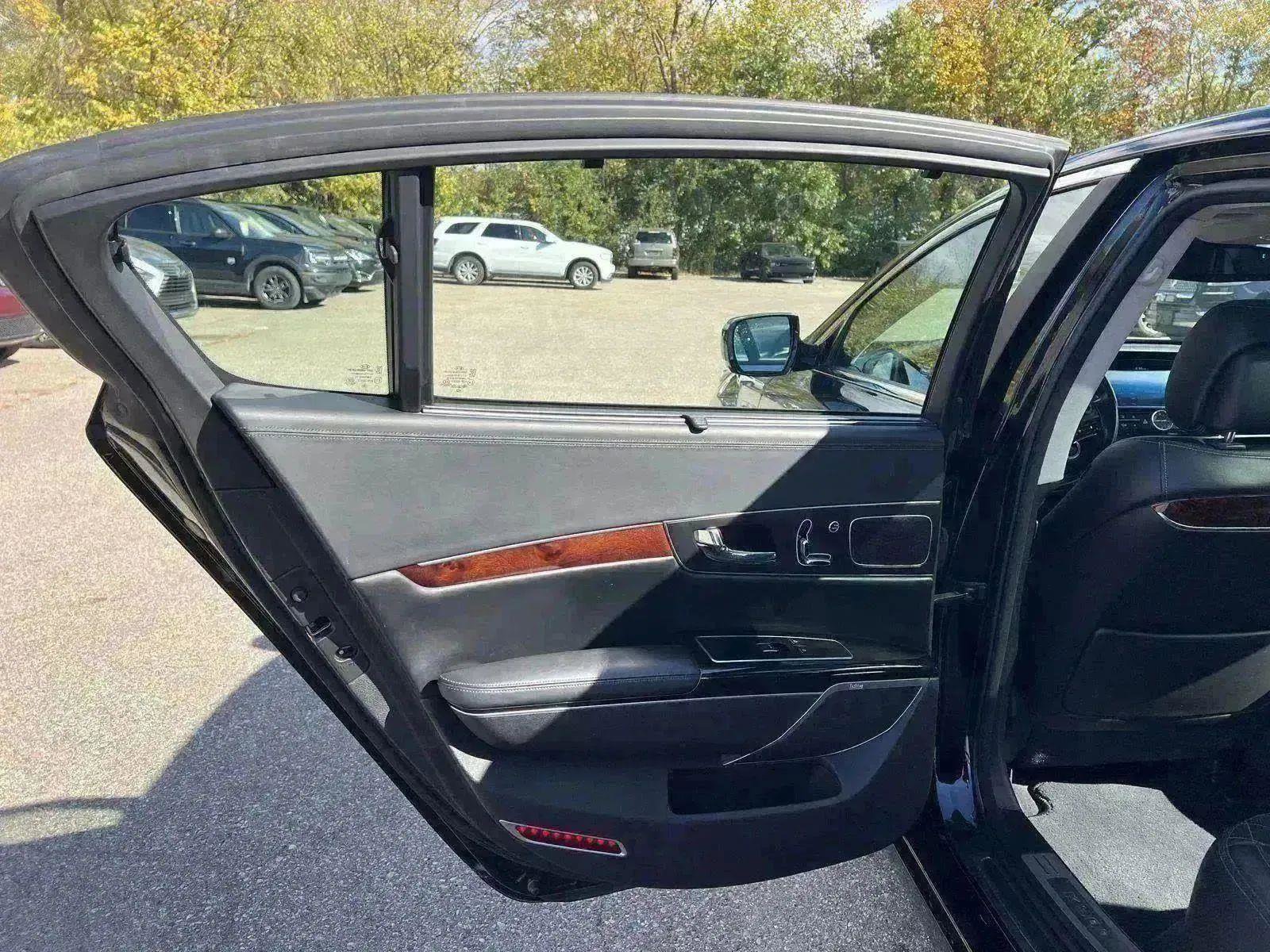 Used 2016 Kia K900 Luxury w/ VIP Plus Package image 22