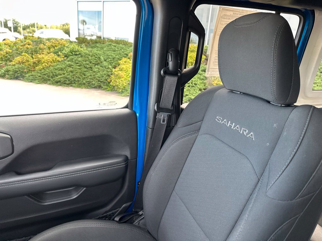 Used 2023 Jeep Wrangler Unlimited Sahara AWD/4WD image 19
