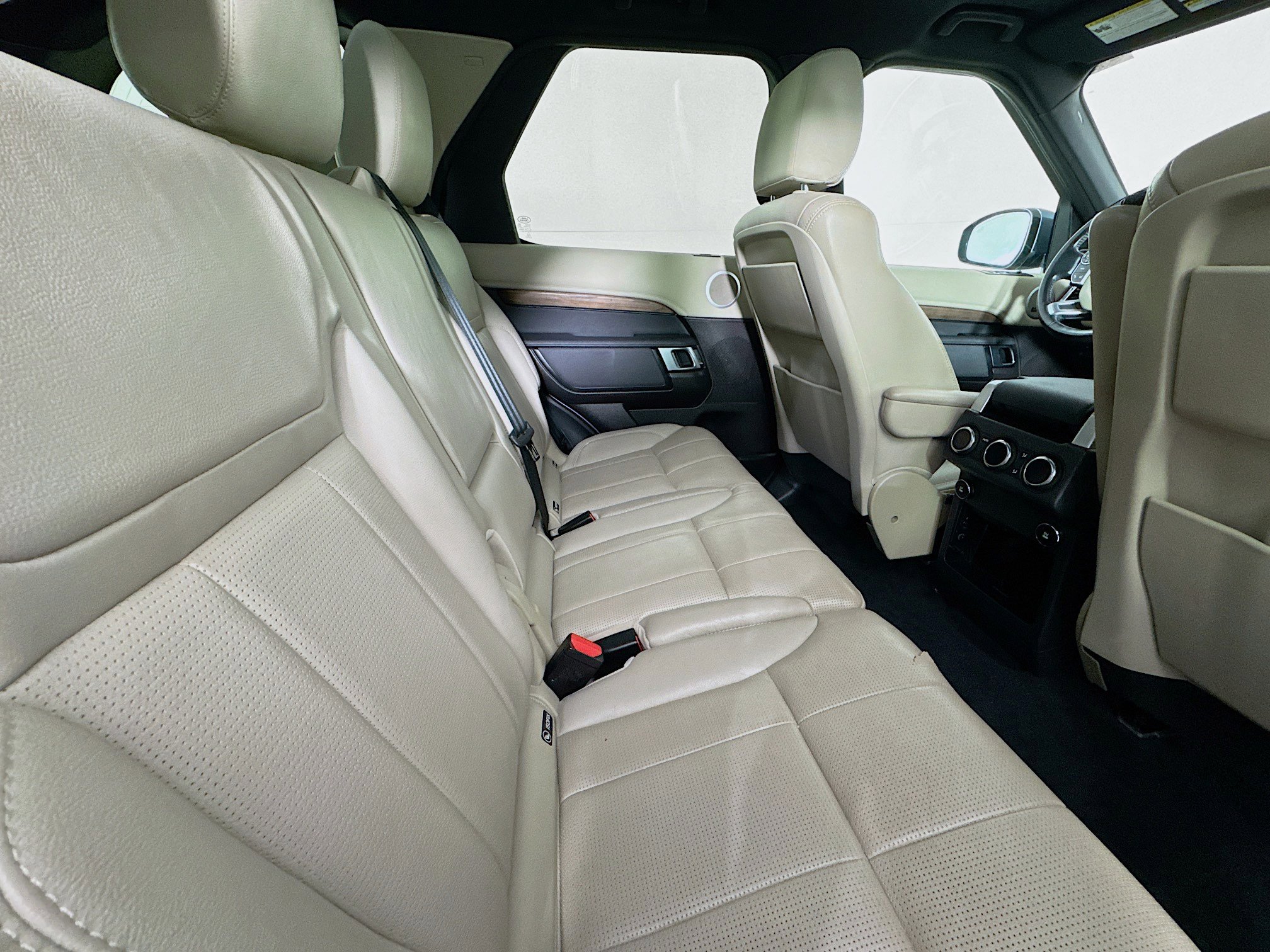 Used 2018 Land Rover Discovery HSE image 26