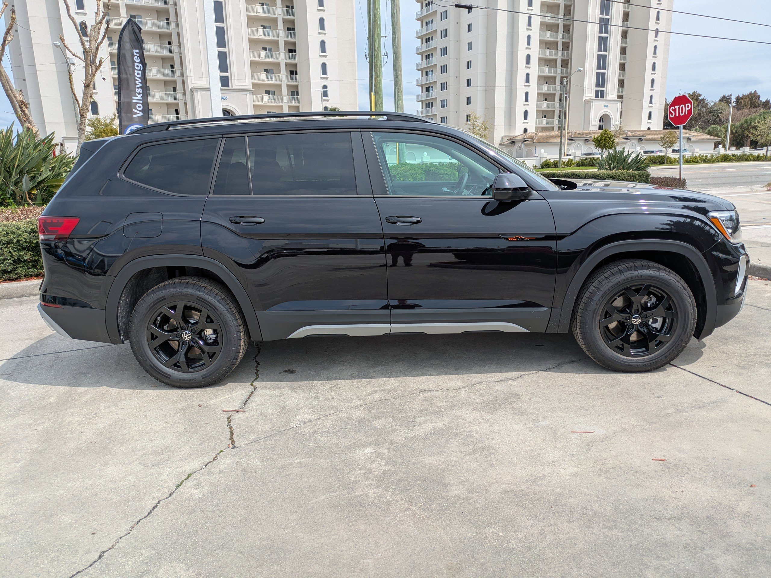 New 2026 Volkswagen Atlas Peak Edition image 3