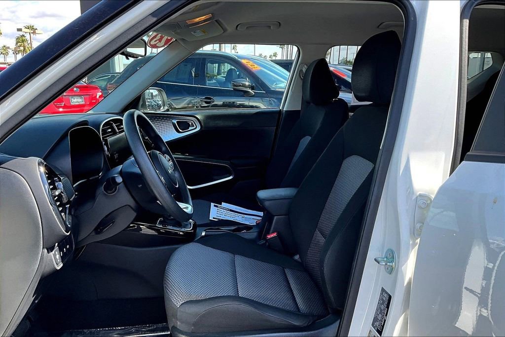 Used 2023 Kia Soul S FWD image 16