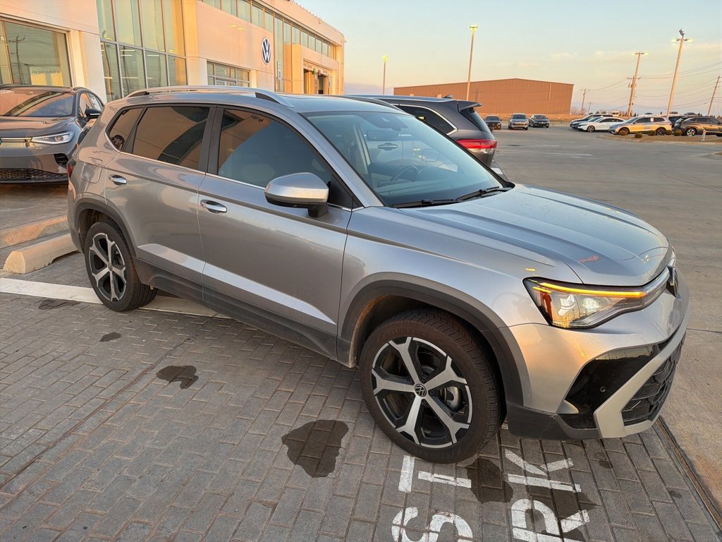 Used 2025 Volkswagen Taos SEL image 3