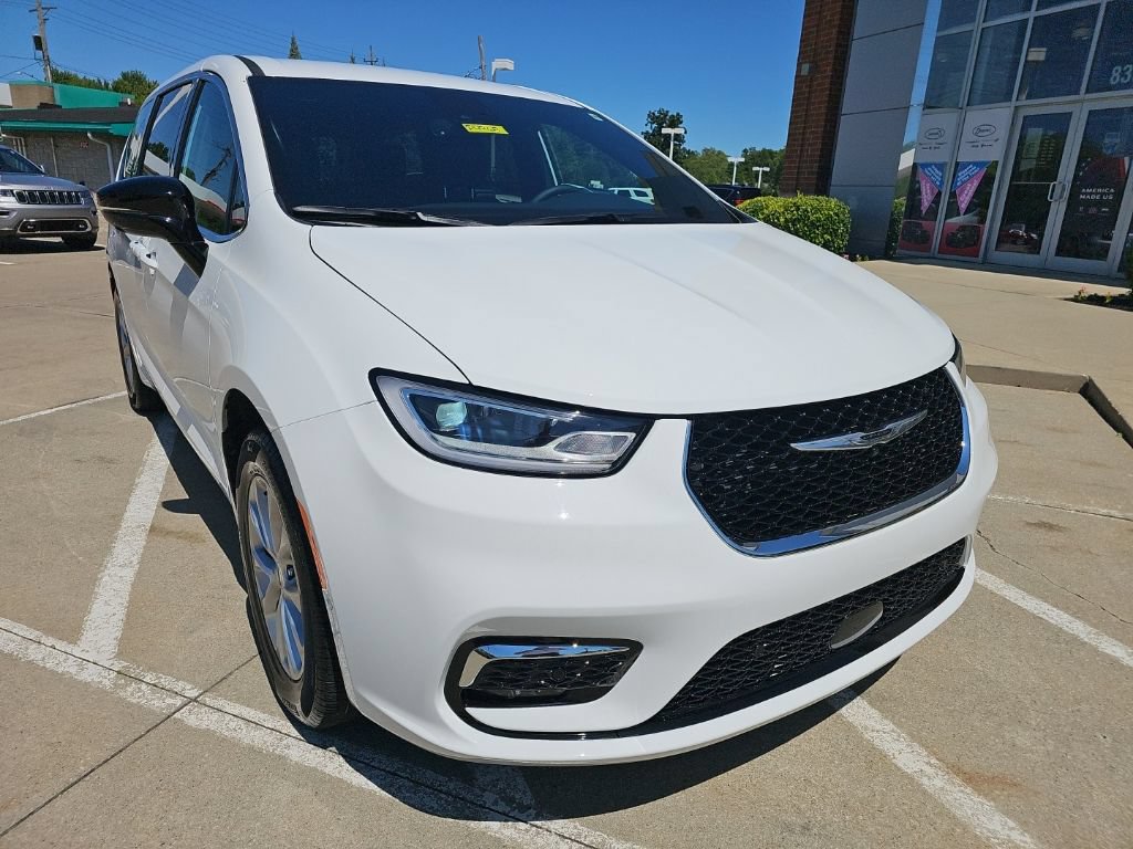 Used 2025 Chrysler Pacifica Select w/ Uconnect Theater Family Group AWD/4WD image 3