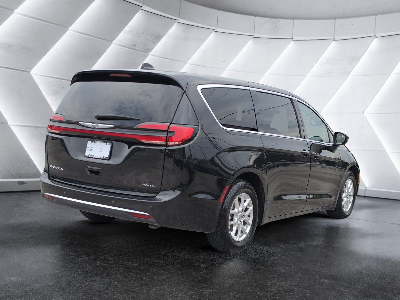 Used 2023 Chrysler Pacifica Touring-L FWD image 3