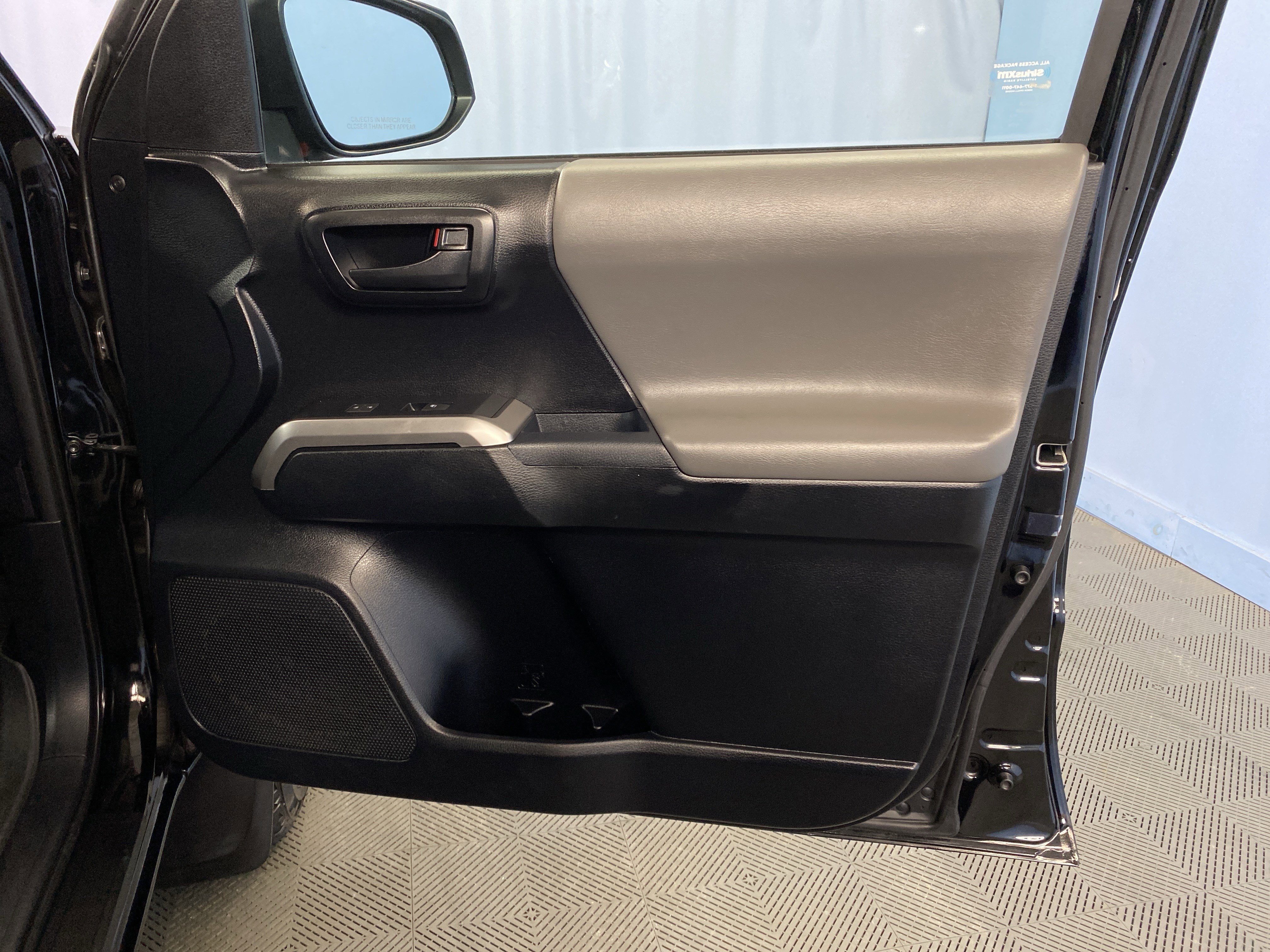 Used 2017 Toyota Tacoma 4x4 Access Cab image 37