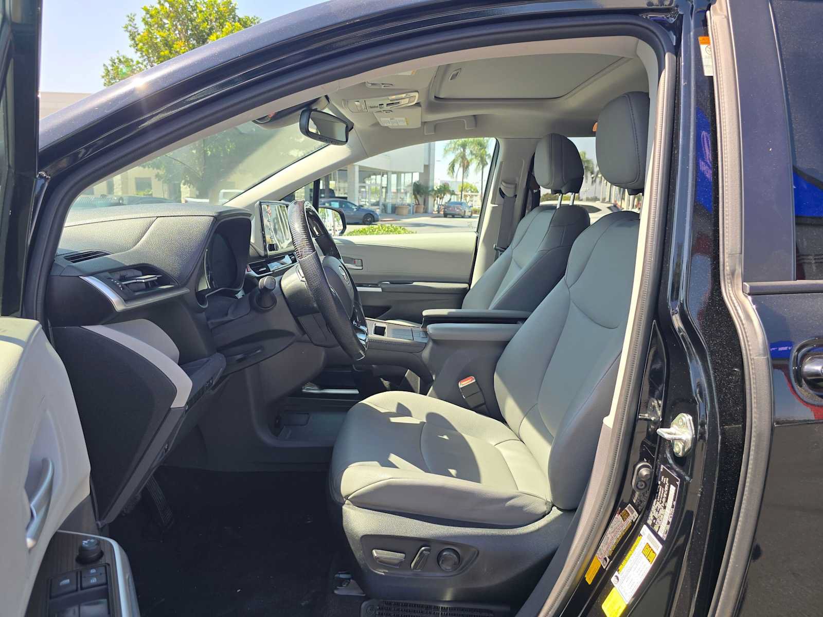 Used 2023 Toyota Sienna XLE FWD image 23