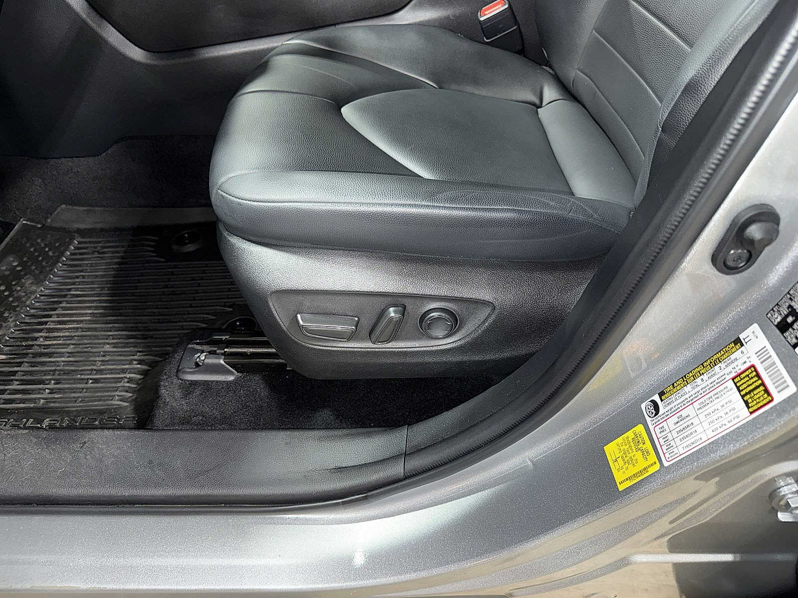 Used 2022 Toyota Highlander XLE AWD/4WD image 24