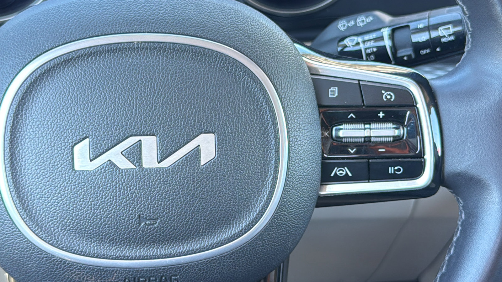 Used 2024 Kia Carnival LX image 22