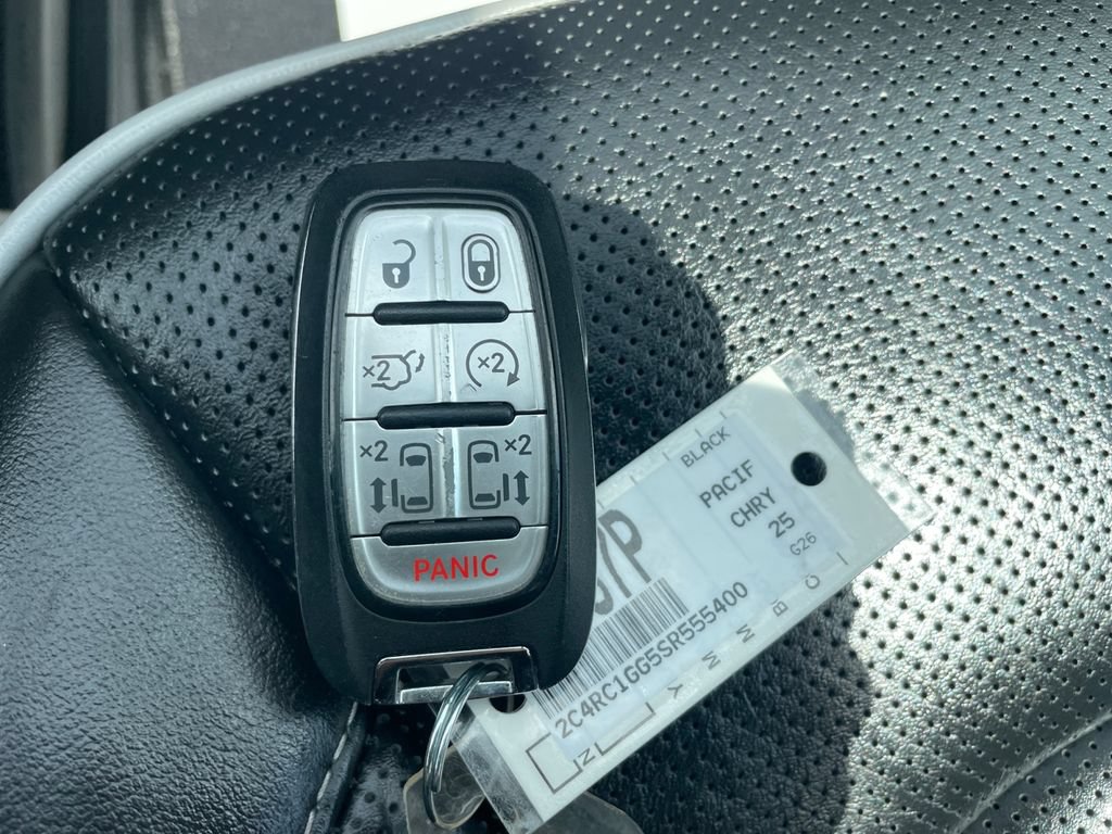 Used 2025 Chrysler Pacifica Limited FWD image 26