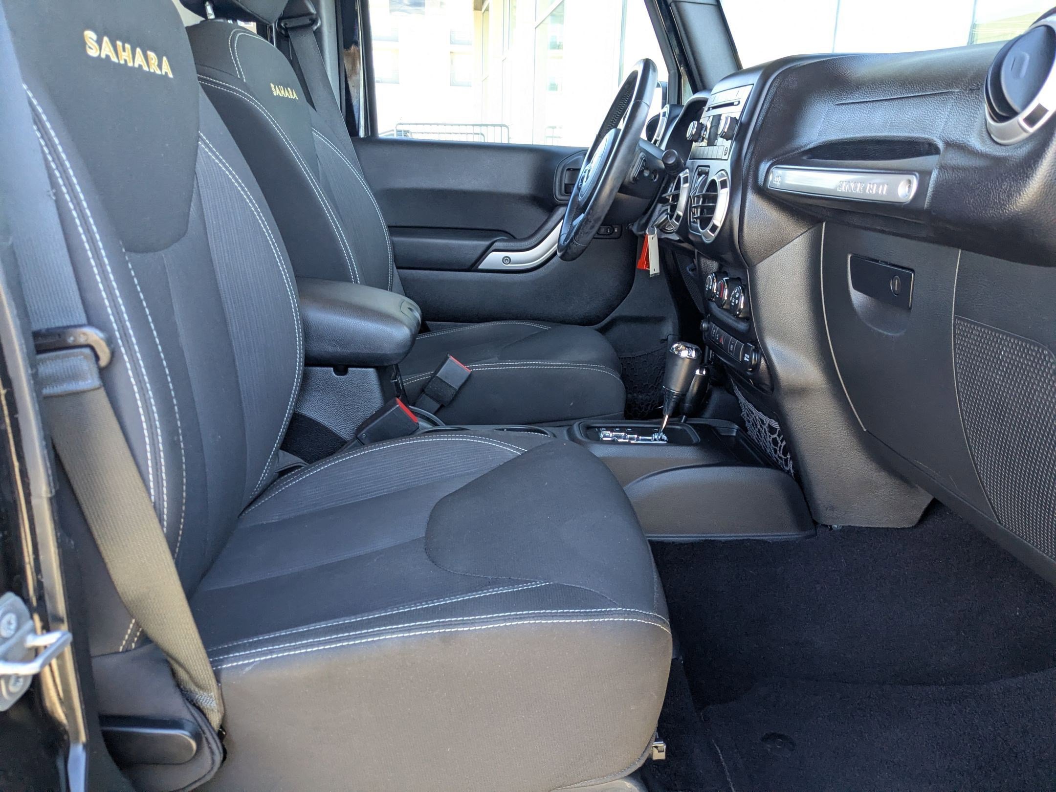 Used 2015 Jeep Wrangler Unlimited Sahara w/ Connectivity Group image 28