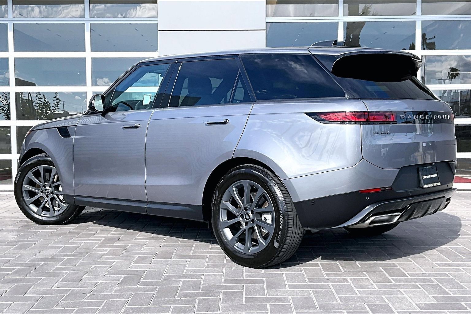Used 2025 Land Rover Range Rover Sport image 12