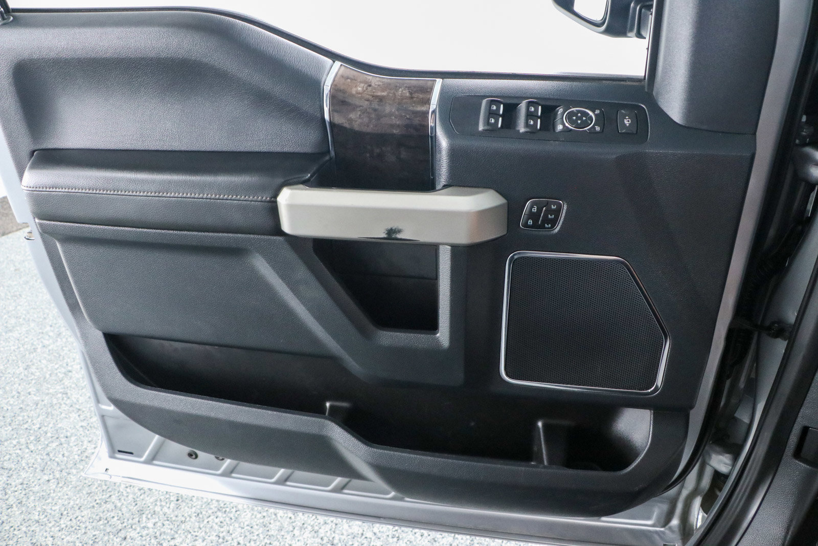 Used 2022 Ford F250 Lariat w/ Black Appearance Package image 23