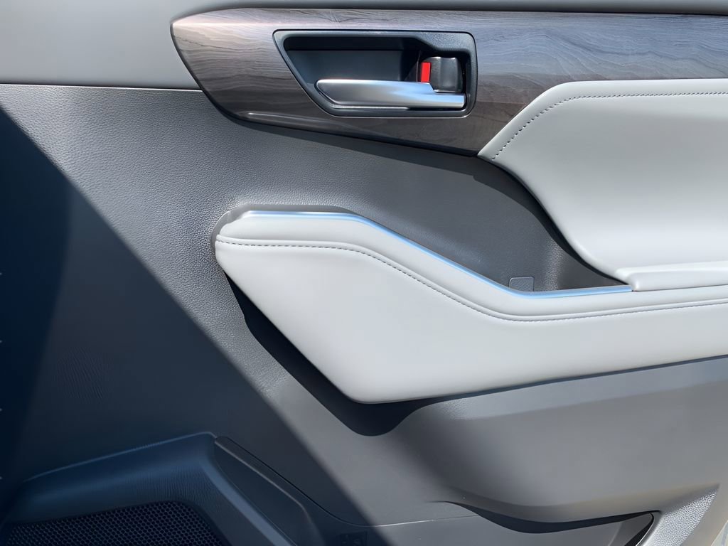 New 2025 Toyota Highlander Platinum image 19