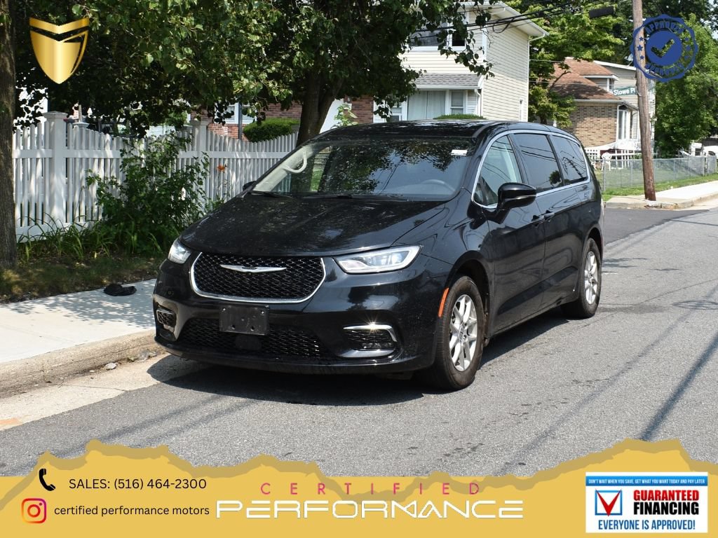 Used 2024 Chrysler Pacifica Touring-L FWD image 1