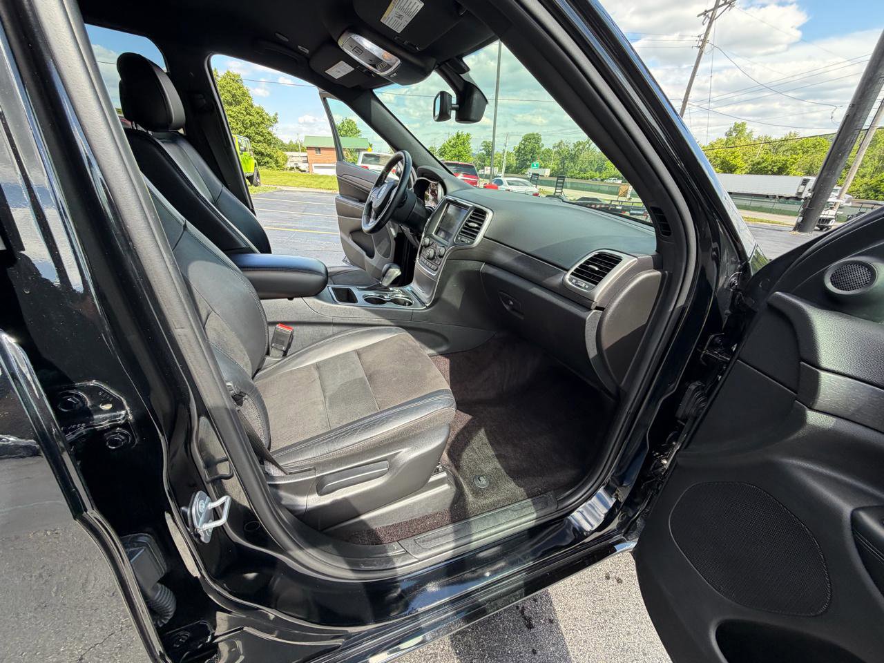 Used 2018 Jeep Grand Cherokee Altitude AWD/4WD image 38