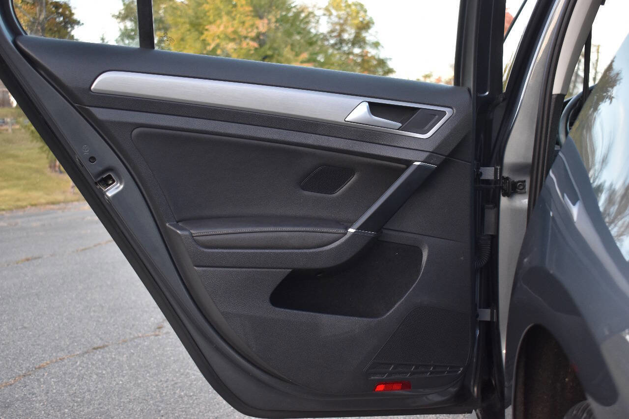 Used 2017 Volkswagen Golf S image 10