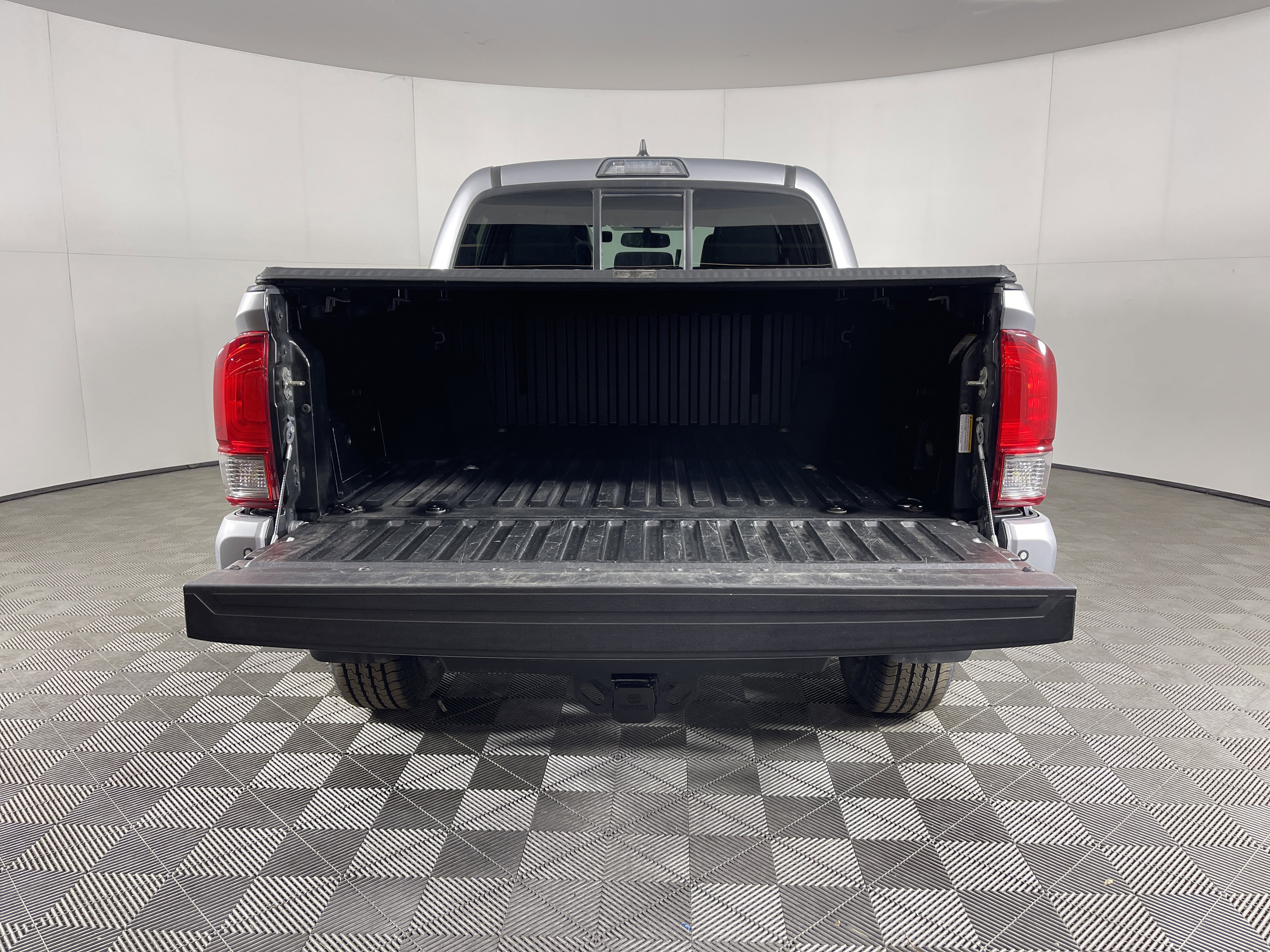 Used 2016 Toyota Tacoma TRD Off-Road image 9