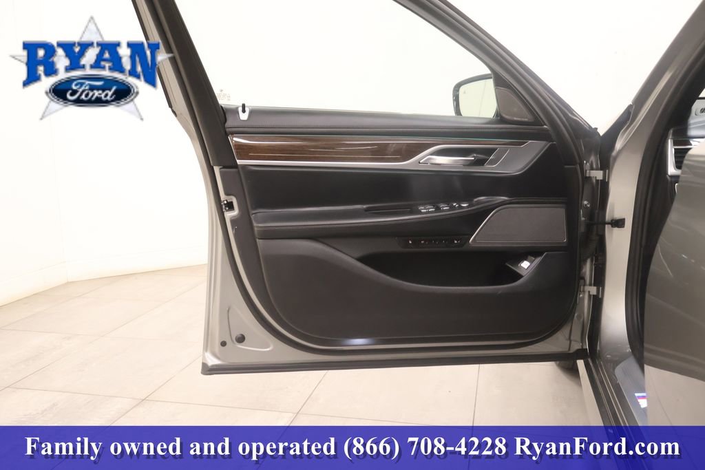 Used 2022 BMW 750i xDrive w/ Executive Package image 9