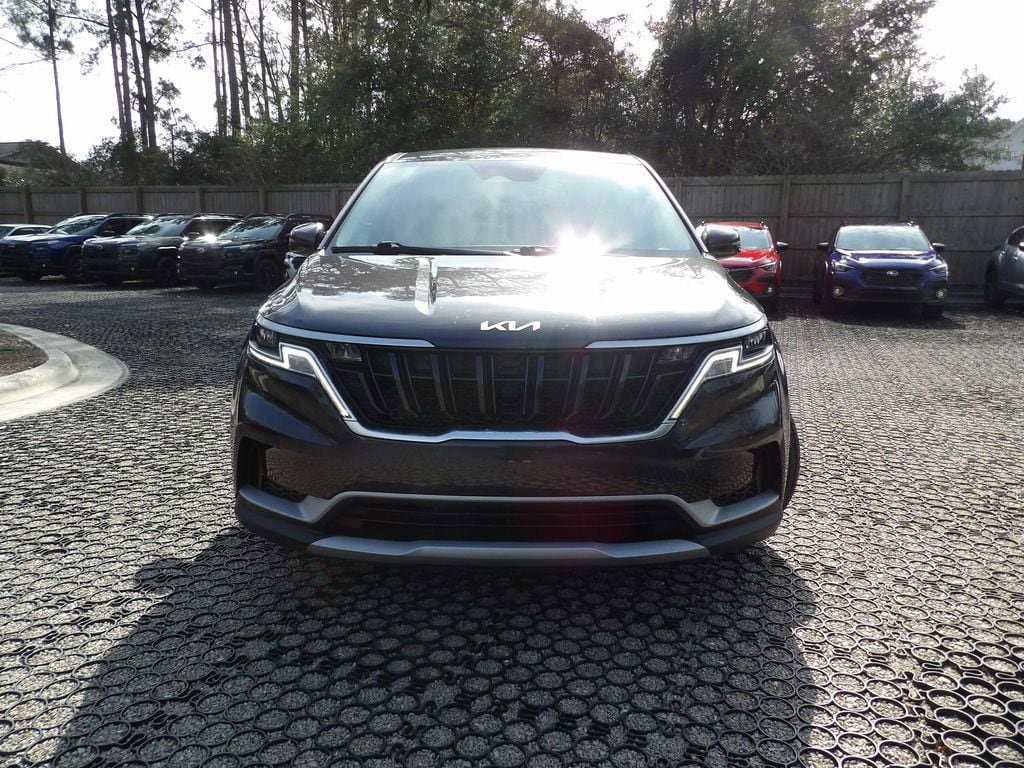 Used 2022 Kia Carnival LX FWD image 2