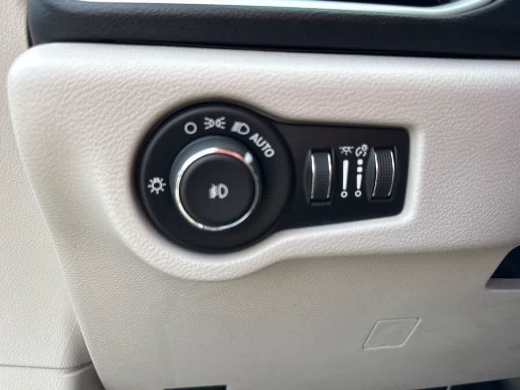 Used 2019 Chrysler Pacifica Touring-L FWD image 23
