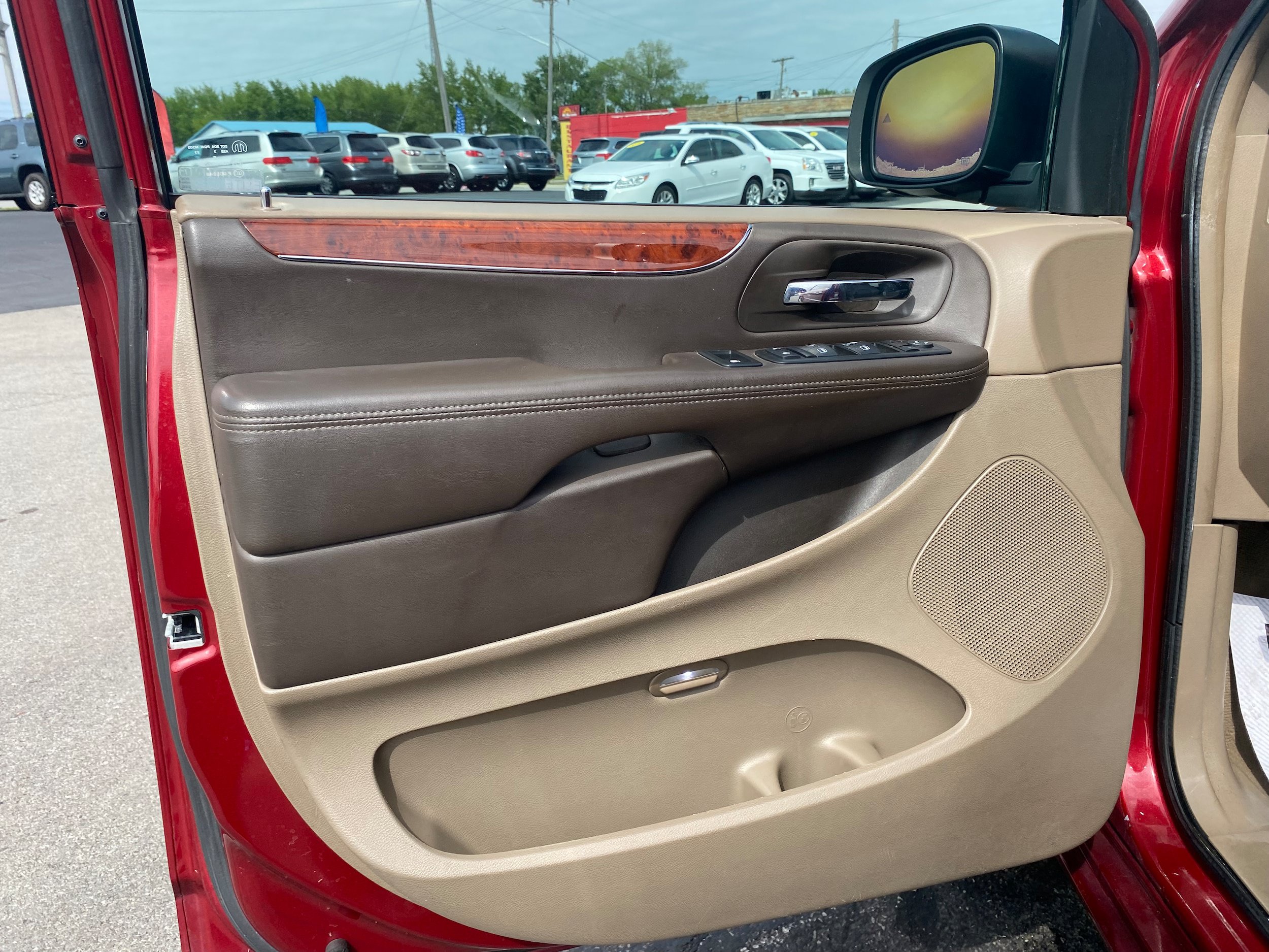 Used 2013 Chrysler Town & Country Touring-L w/ Driver Convenience Group FWD image 9