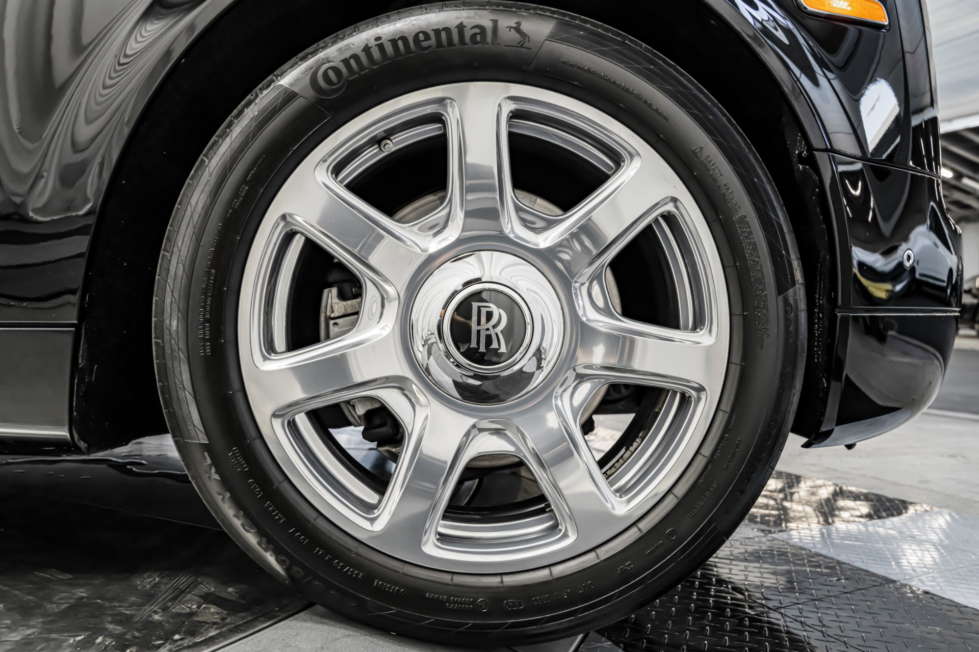 Used 2013 Rolls-Royce Phantom Sedan image 32