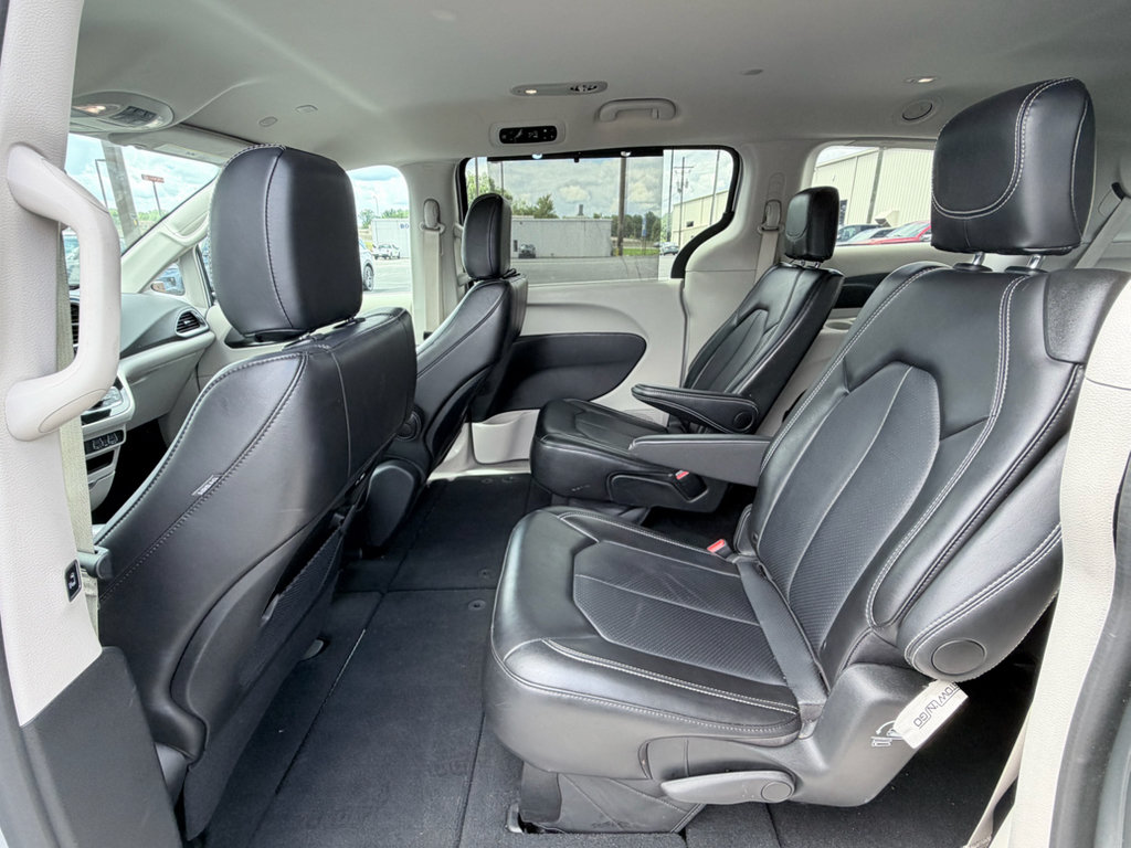 Used 2024 Chrysler Pacifica Touring-L FWD image 26