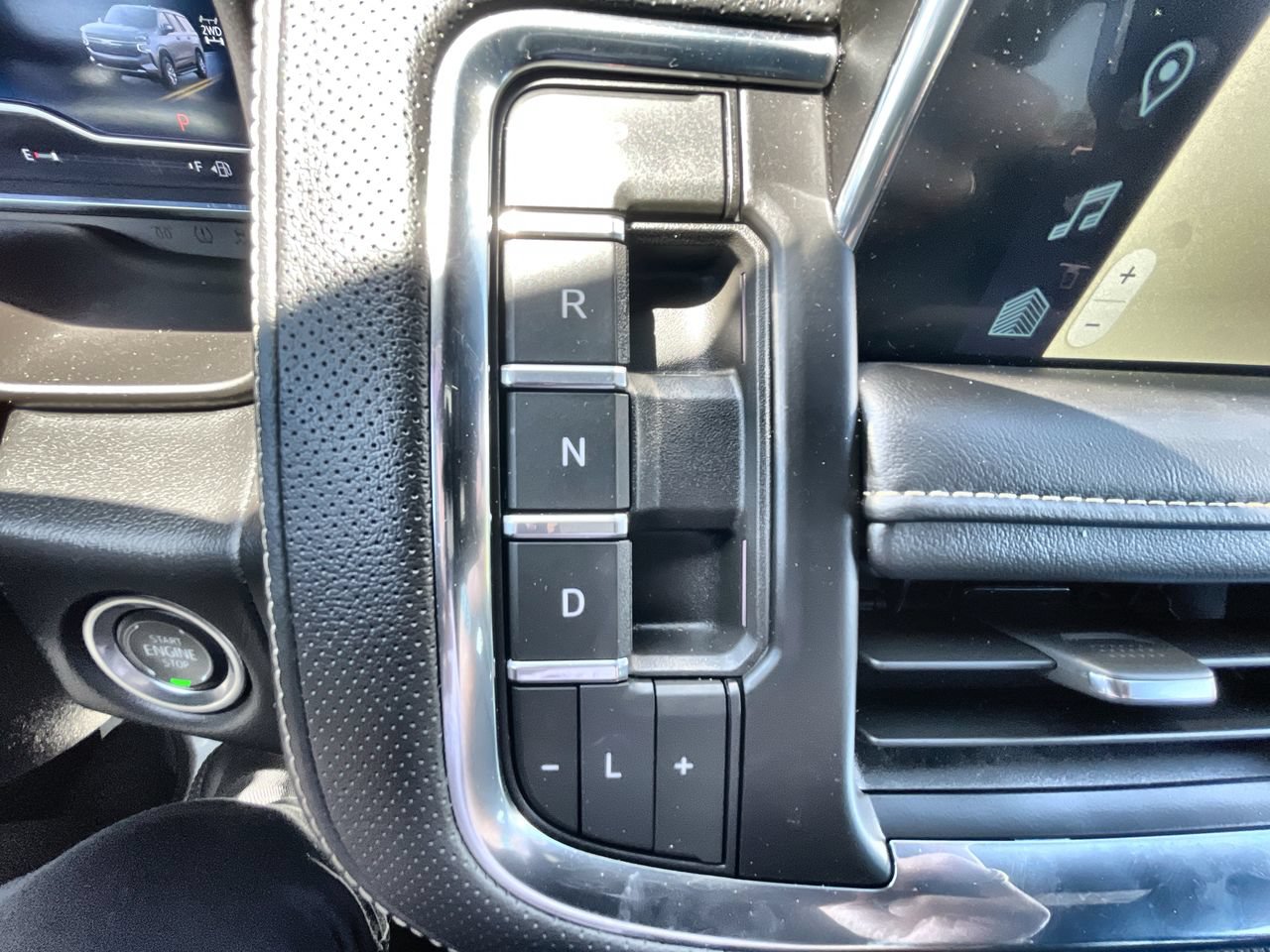 Used 2024 Chevrolet Tahoe Premier AWD/4WD image 16