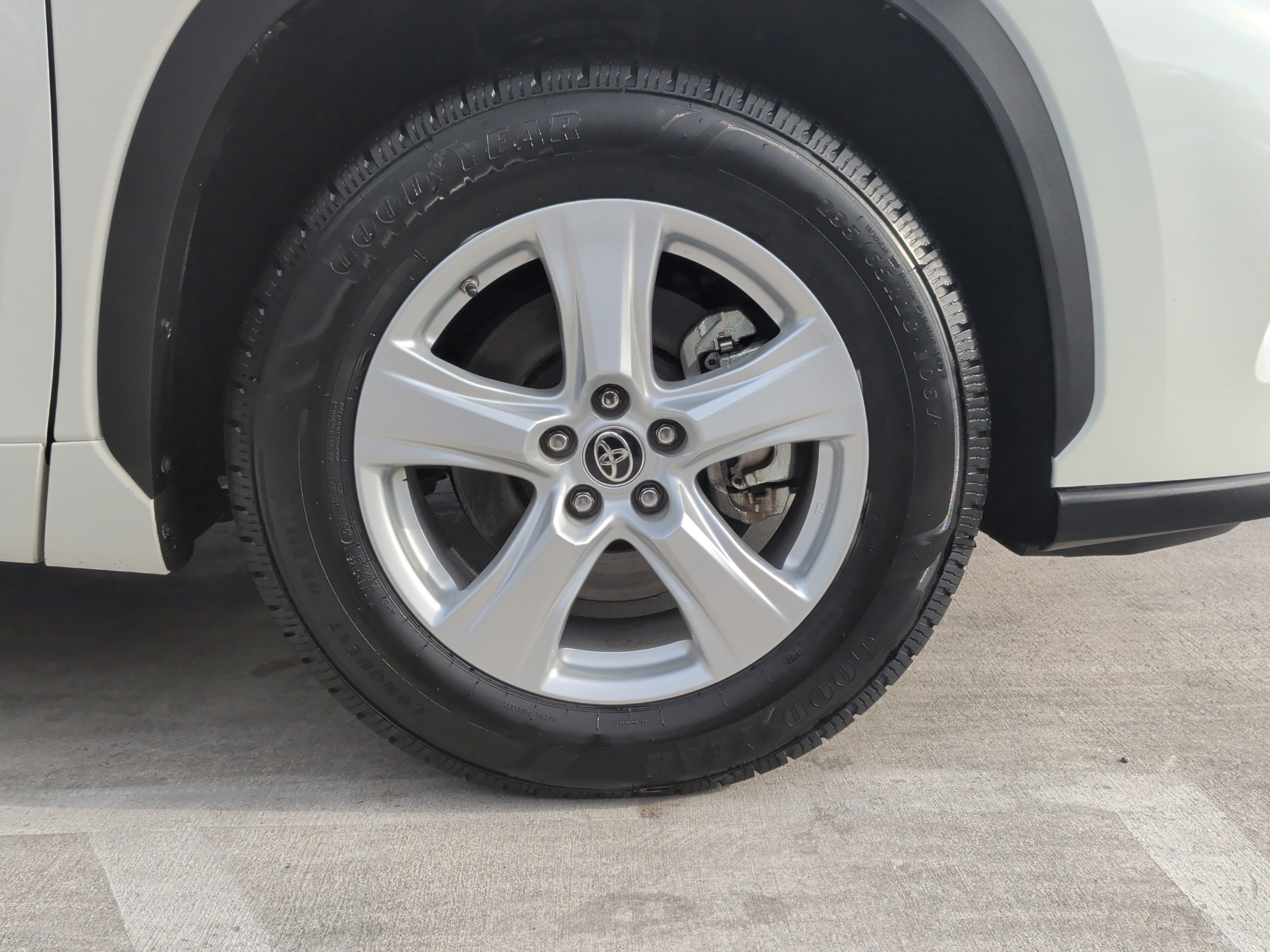 Used 2021 Toyota Highlander LE image 13