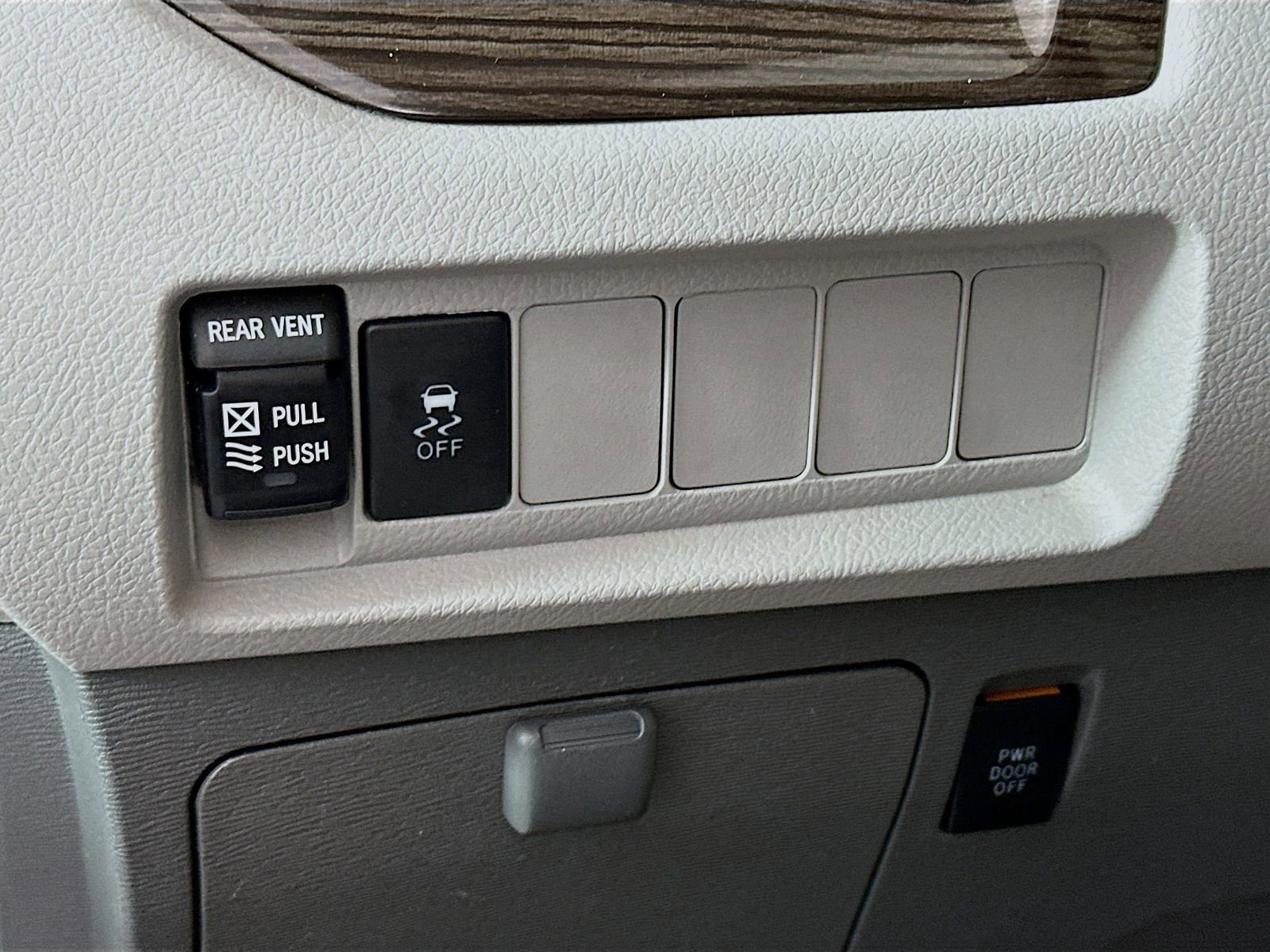Used 2018 Toyota Sienna XLE FWD image 11