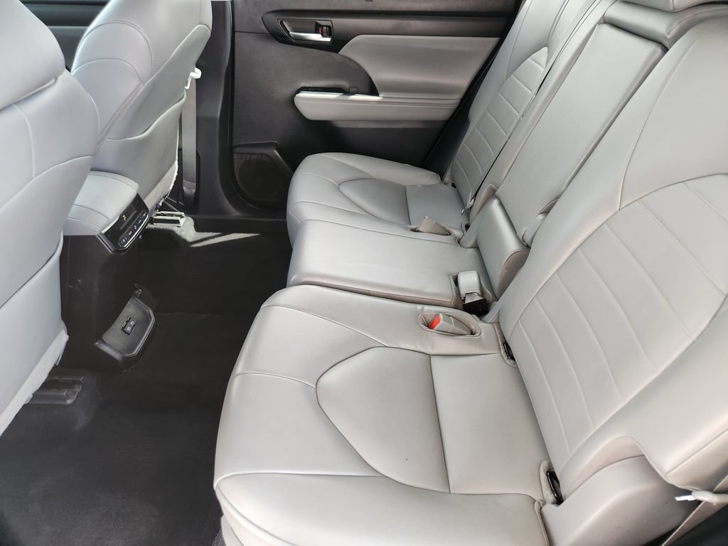 Used 2022 Toyota Highlander XLE AWD/4WD image 18