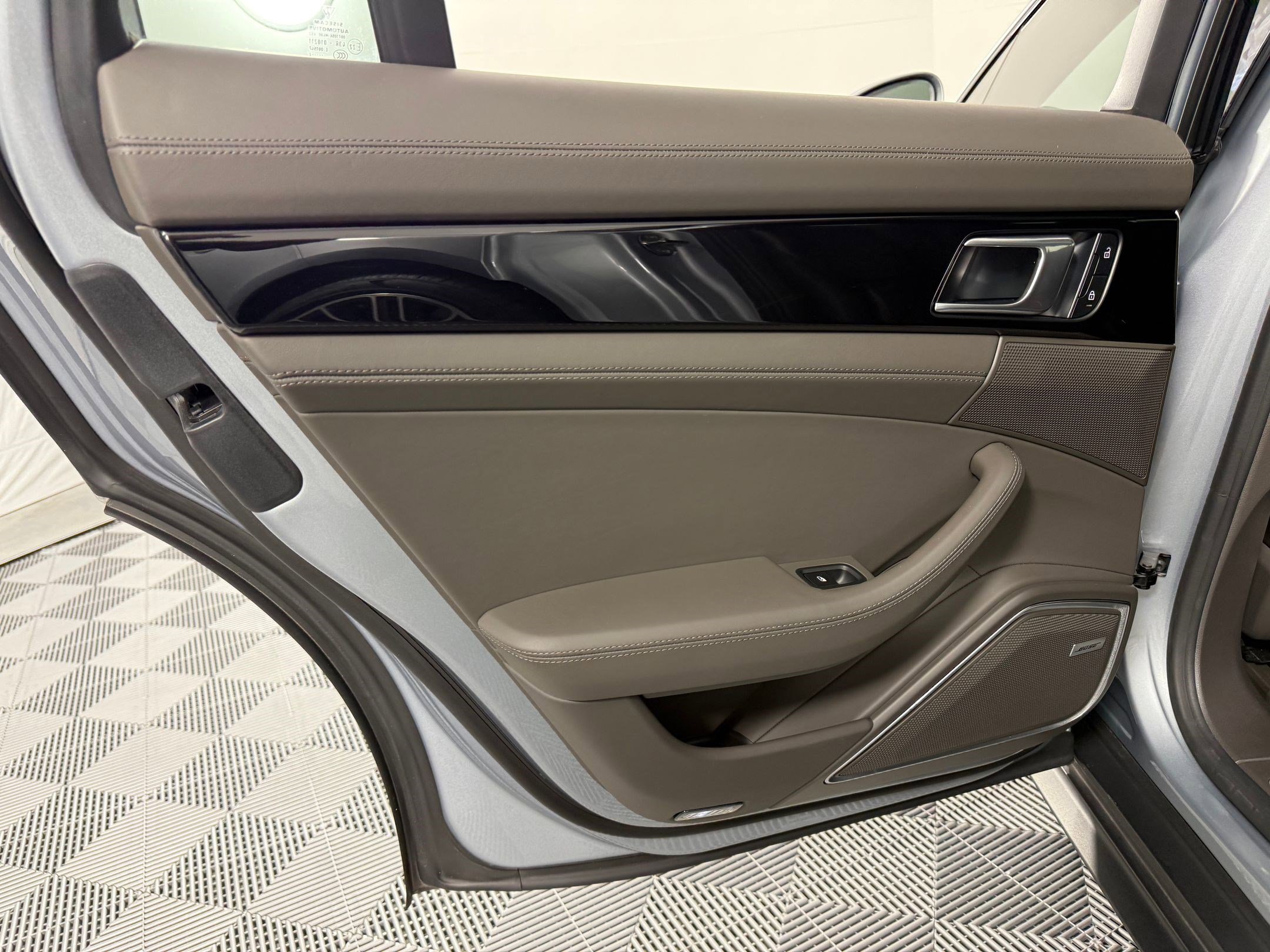 Used 2023 Porsche Panamera 4S image 17