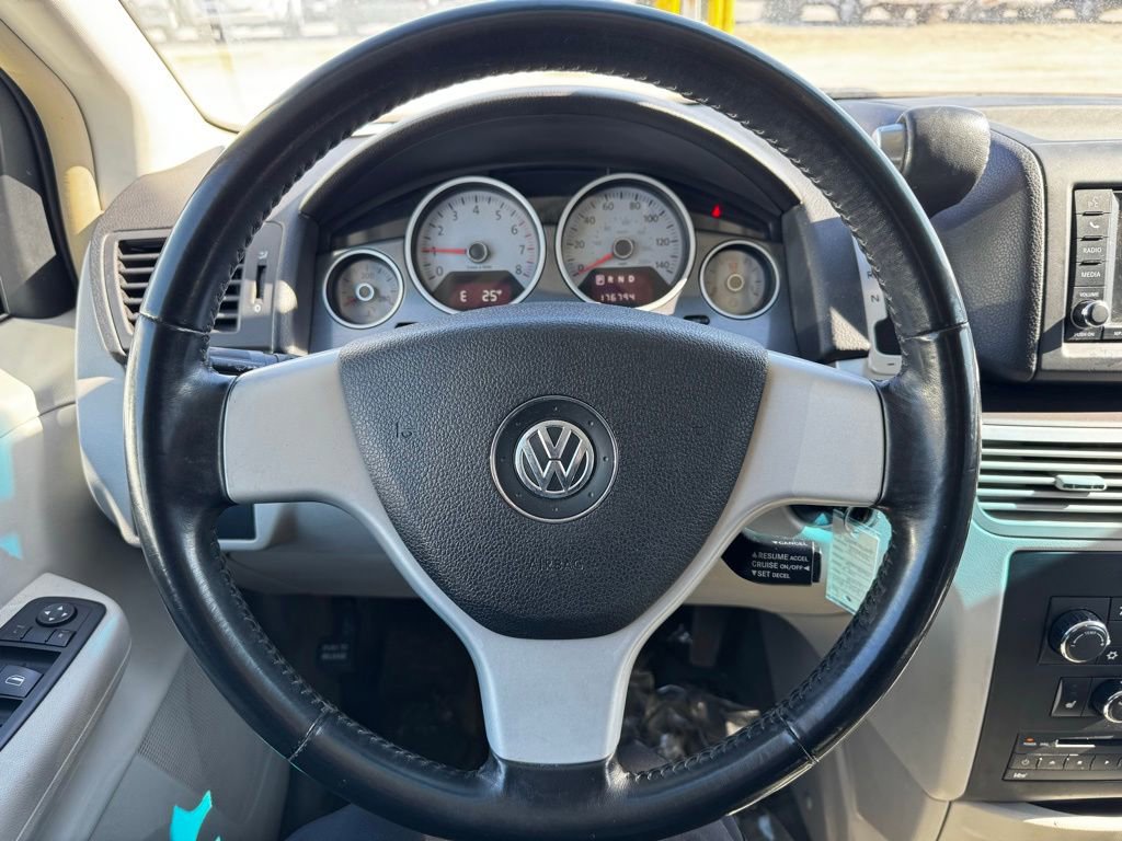 Used 2010 Volkswagen Routan SE image 22