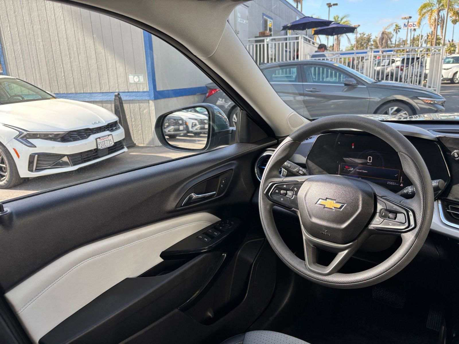 Used 2025 Chevrolet Trax LT FWD image 33