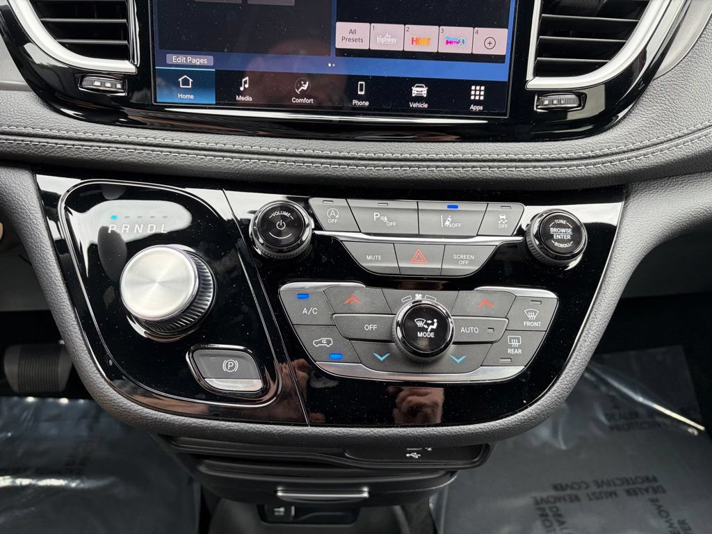 New 2026 Chrysler Pacifica Select AWD/4WD image 30