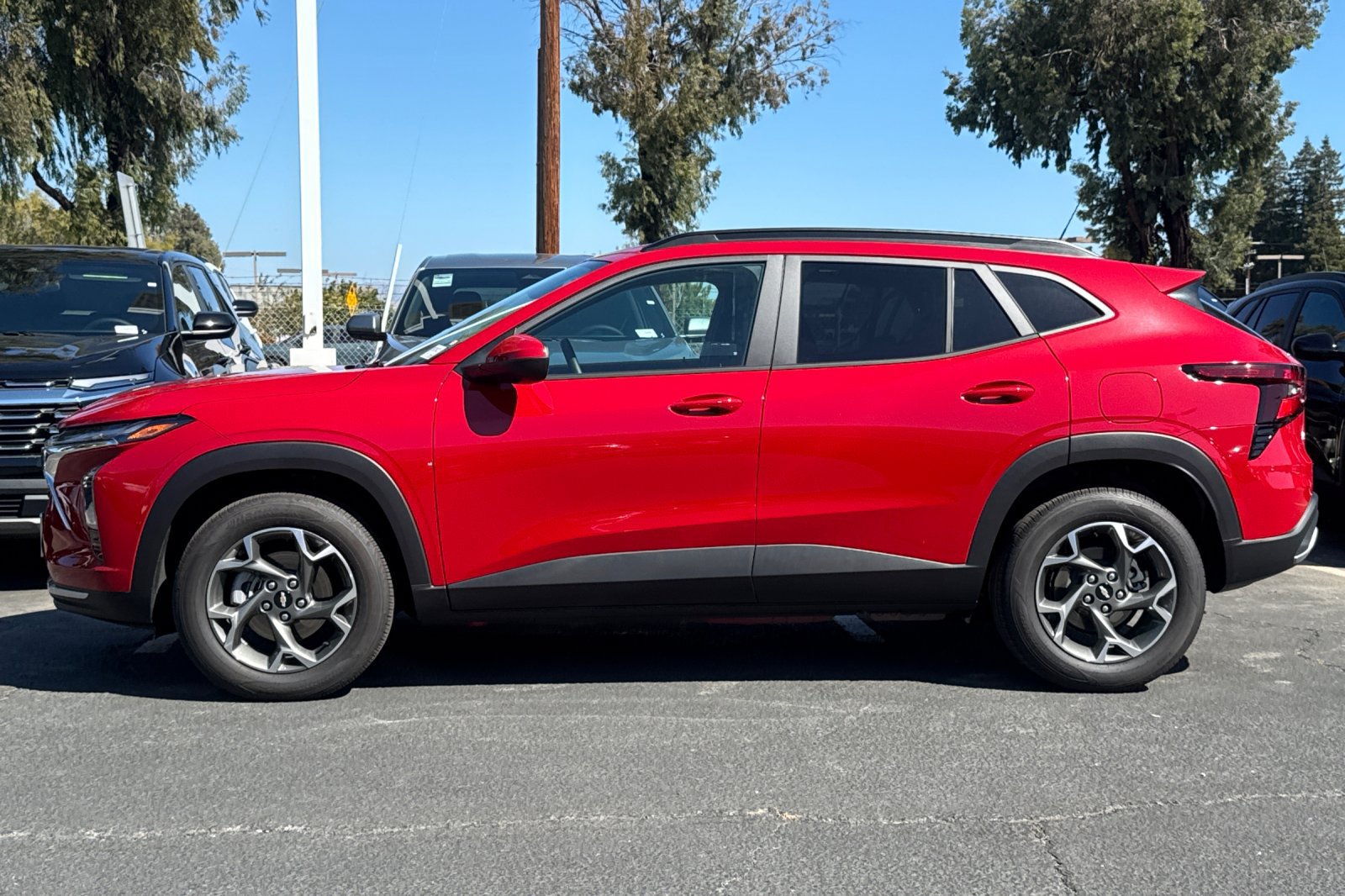 Used 2026 Chevrolet Trax LT w/ Sunroof Package FWD image 8