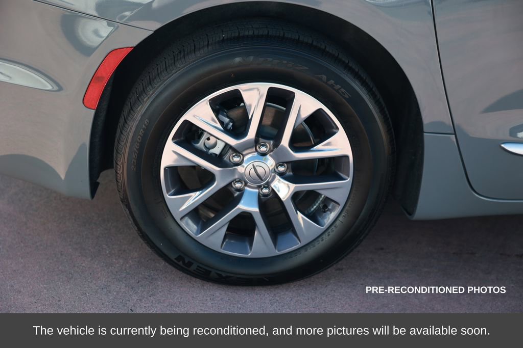 Used 2023 Chrysler Pacifica Pinnacle image 9