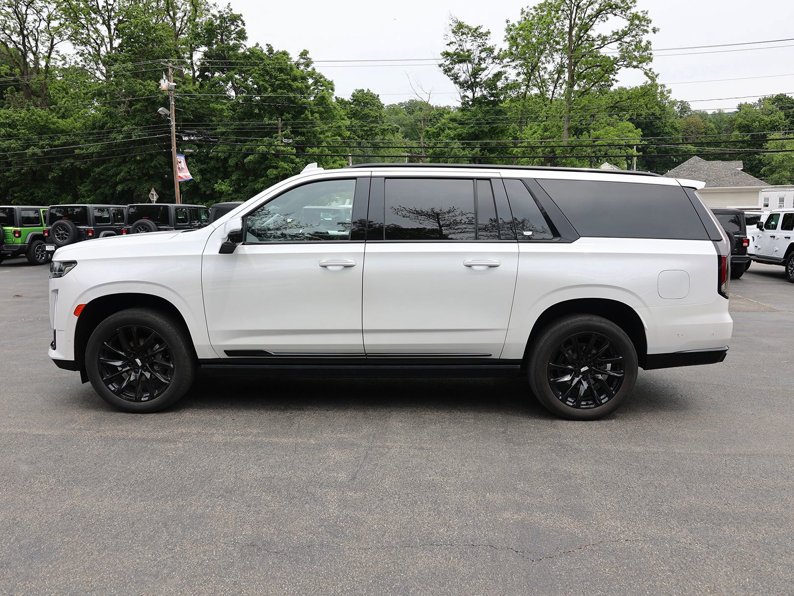 Used 2023 Cadillac Escalade ESV Sport w/ LPO, ONYX Package AWD/4WD image 4