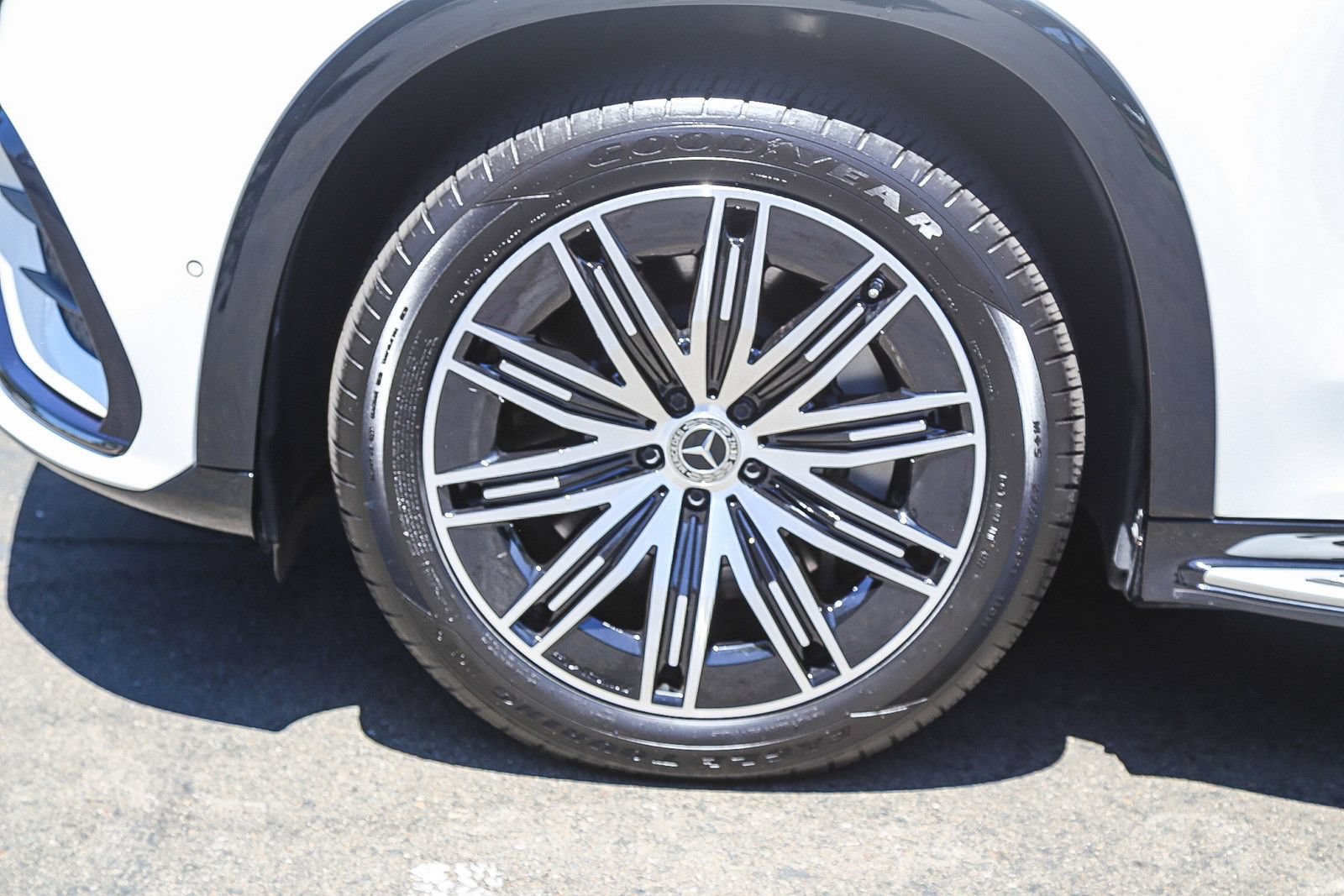 Used 2023 Mercedes-Benz EQS 580 4MATIC SUV image 9