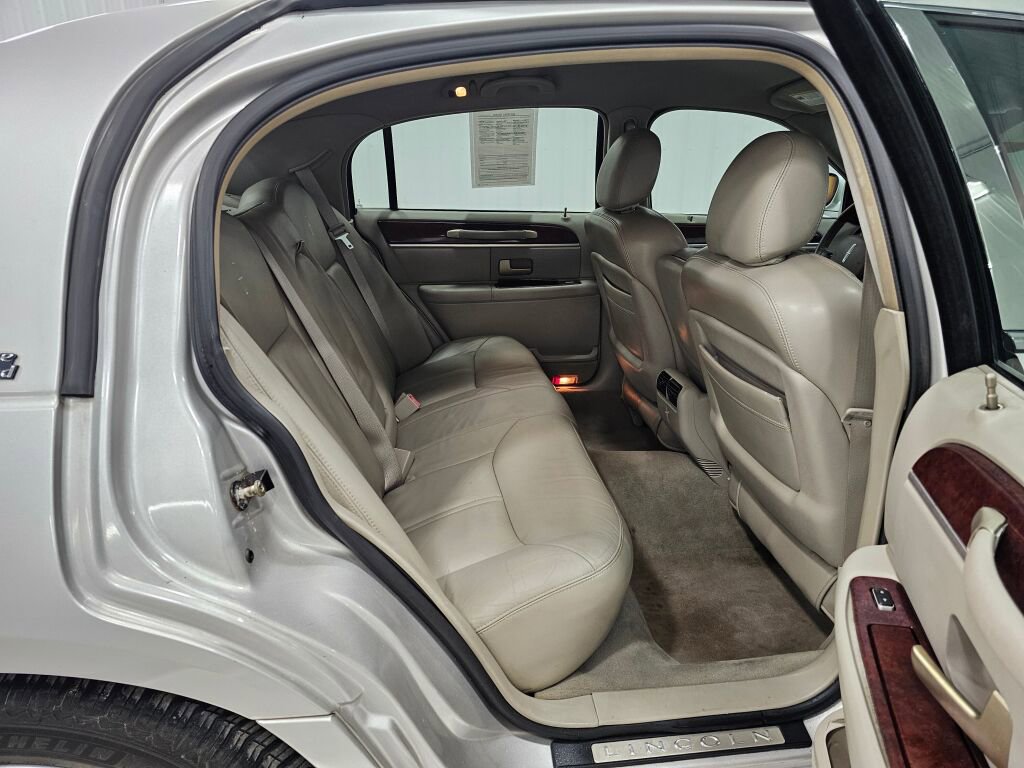 Used 2005 Lincoln Town Car Signature Limited image 16