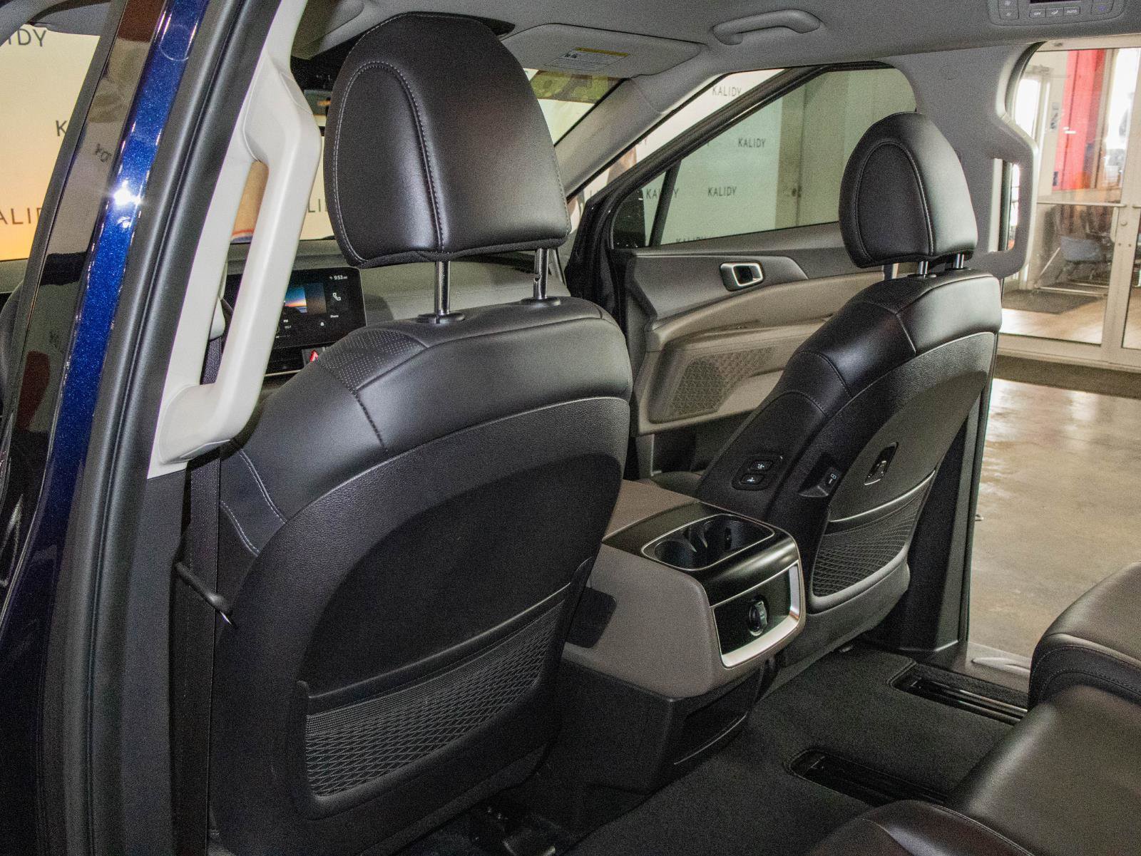 Used 2026 Kia Carnival EX image 10