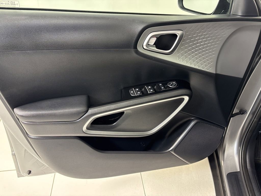 Used 2023 Kia Soul LX image 16